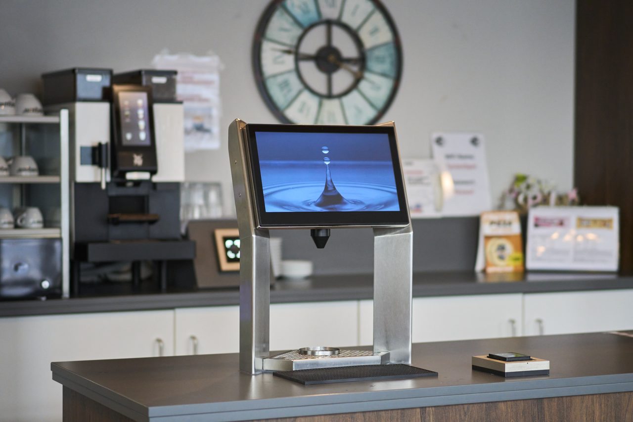 Theke mit Kaffeeautomat und Wasserspender