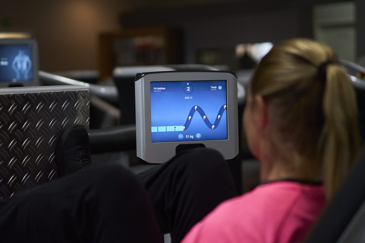 Training am eGym-Ger&auml;t, der Touchscreen zeigt die &Uuml;bung