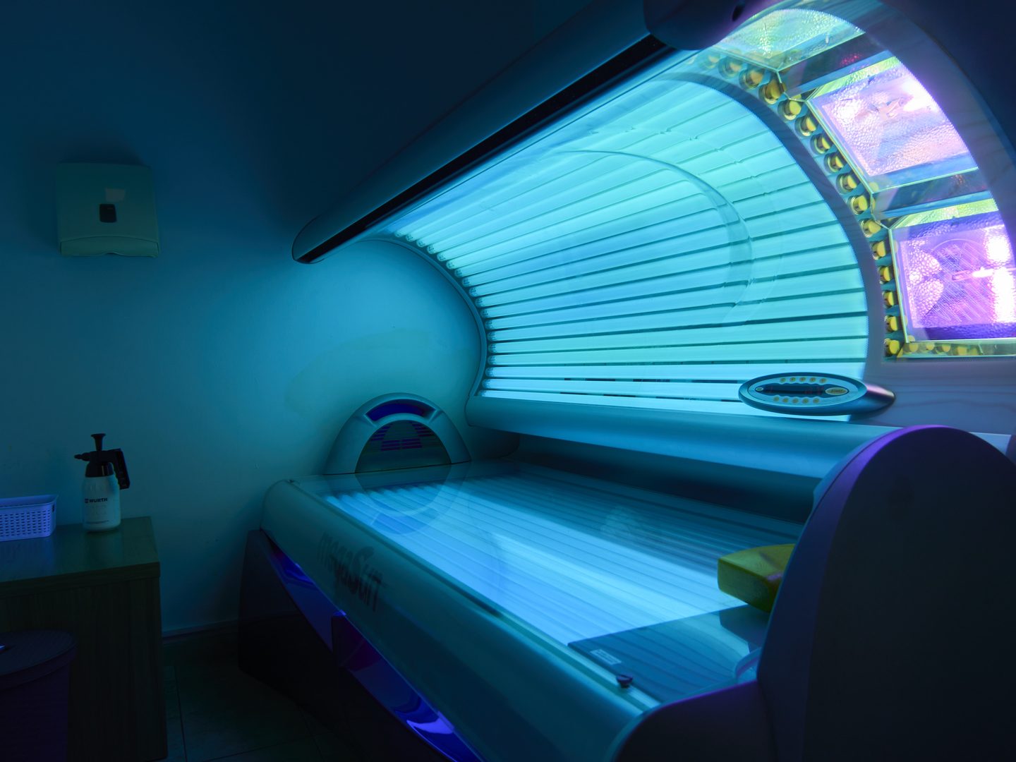 Ge&ouml;ffnete Sonnenbank im Solarium